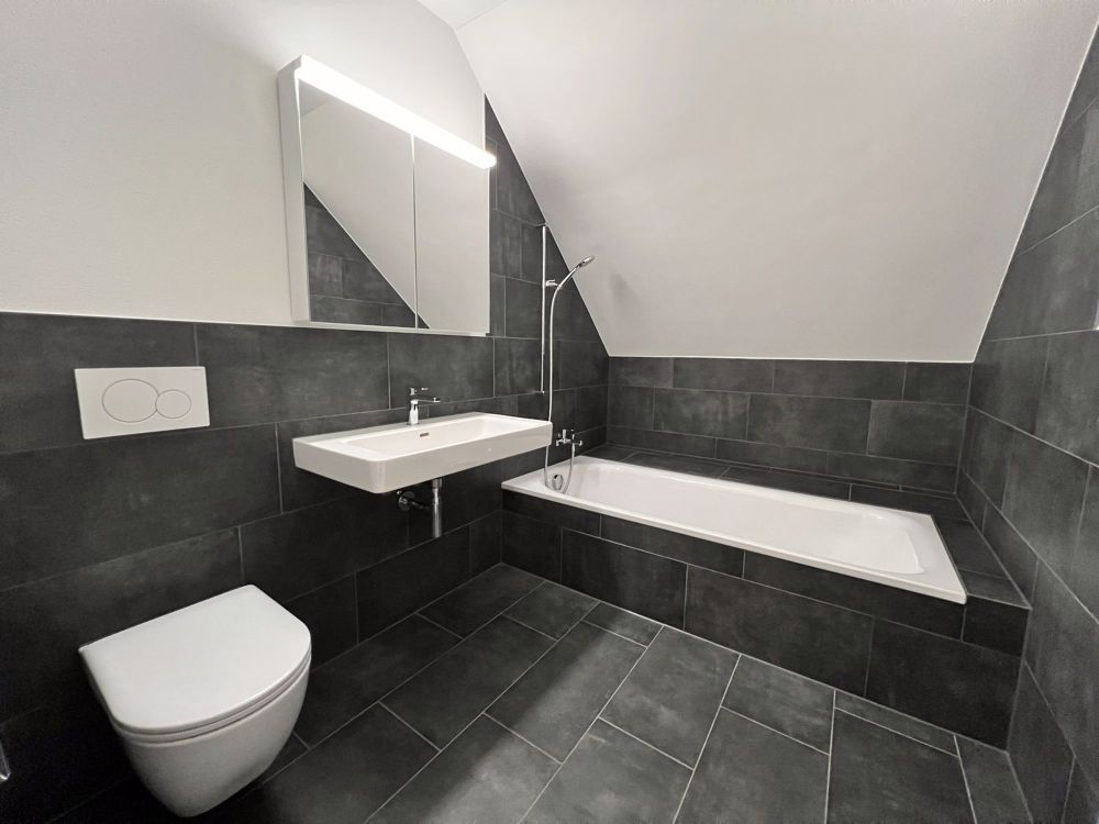 Modernes Wohnen an familienfreundlicher Lage - Bad mit Wanne