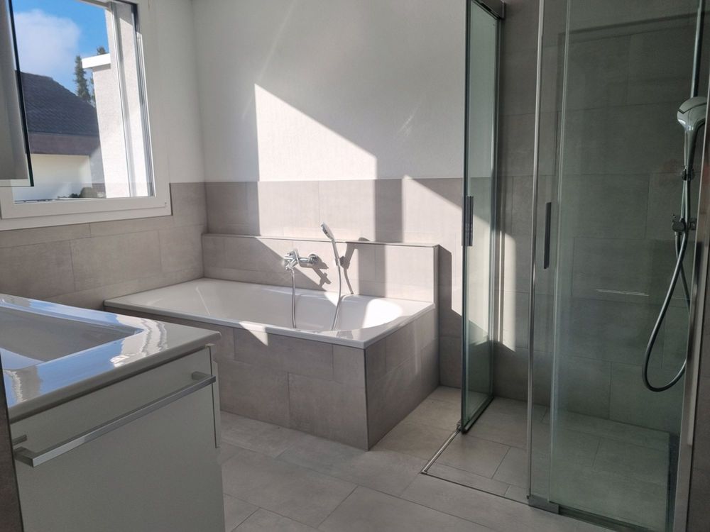 grosszügige moderne Wohnung mit sehr schöner Aussicht - Badezimmer.jpg