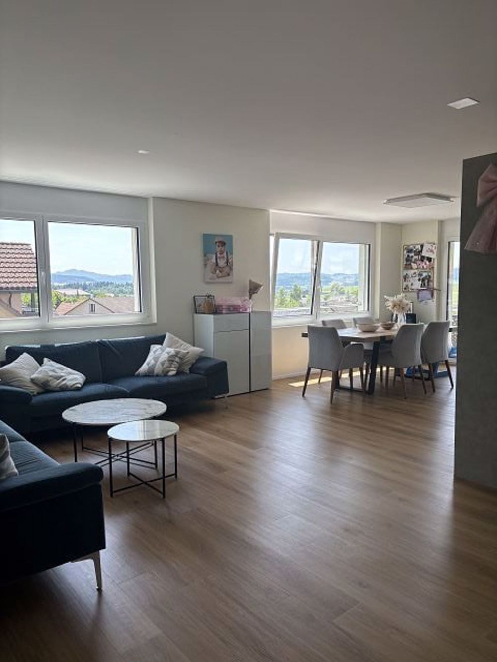 Moderne, helle Attikawohnung - Wohnzimmer mit Essbereich