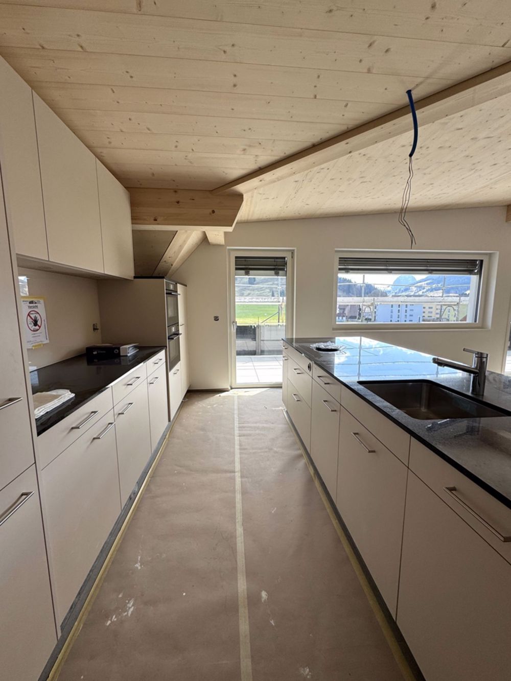 Erstvermietung - Dachwohnung mit Aussicht auf die Mythen - Küche
