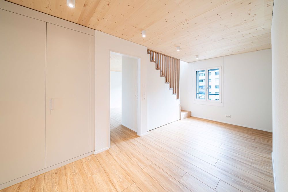5.5 Zimmer Neubau Maisonettewohnung über dem Nebel in Einsiedeln - Einbauschränke auch unter Treppe