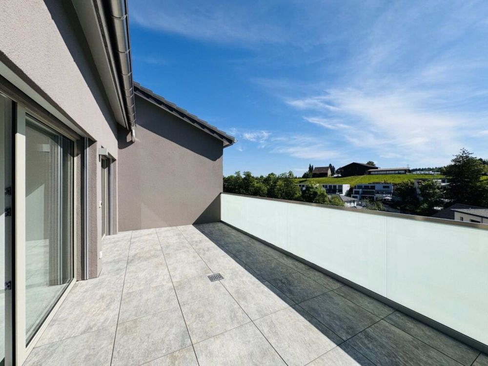 ZUOBERST MIT TERRASSE UND WEITBLICK - Bild 1