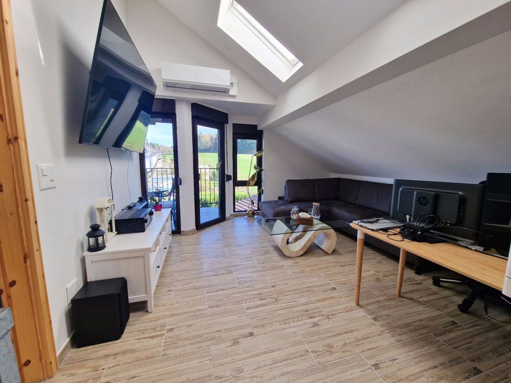 Attraktive Wohnung in ruhiger Dorflage von Etziken zu vermieten - Wohnzimmer möbliert
