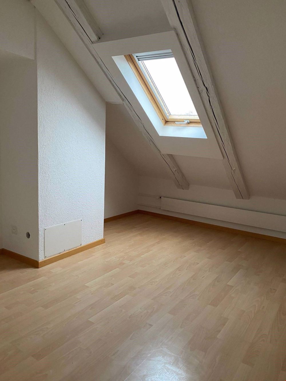 Charmante 3 Zimmer Dachgeschosswohnung im Dorfkern von Nidau - Bild 6