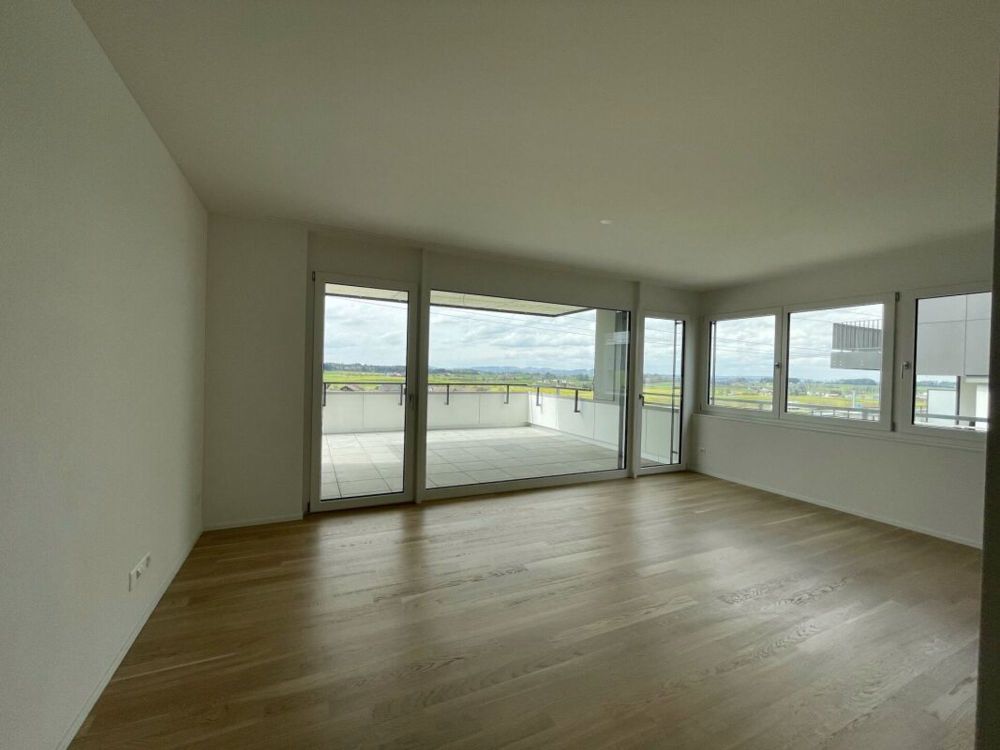 moderne 2.5 Zimmer-Wohnung an idealer Lage - Wohnbereich mit Zugang zum Balkon (Musterbild)
