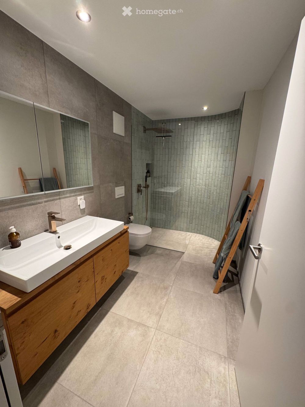 Exkl. 3.5-Zi.-Neubauwohnung als Erstwhg. mit Garten, Balkon und Traumlage am Bergbach in Trin Mulin - Bild 10