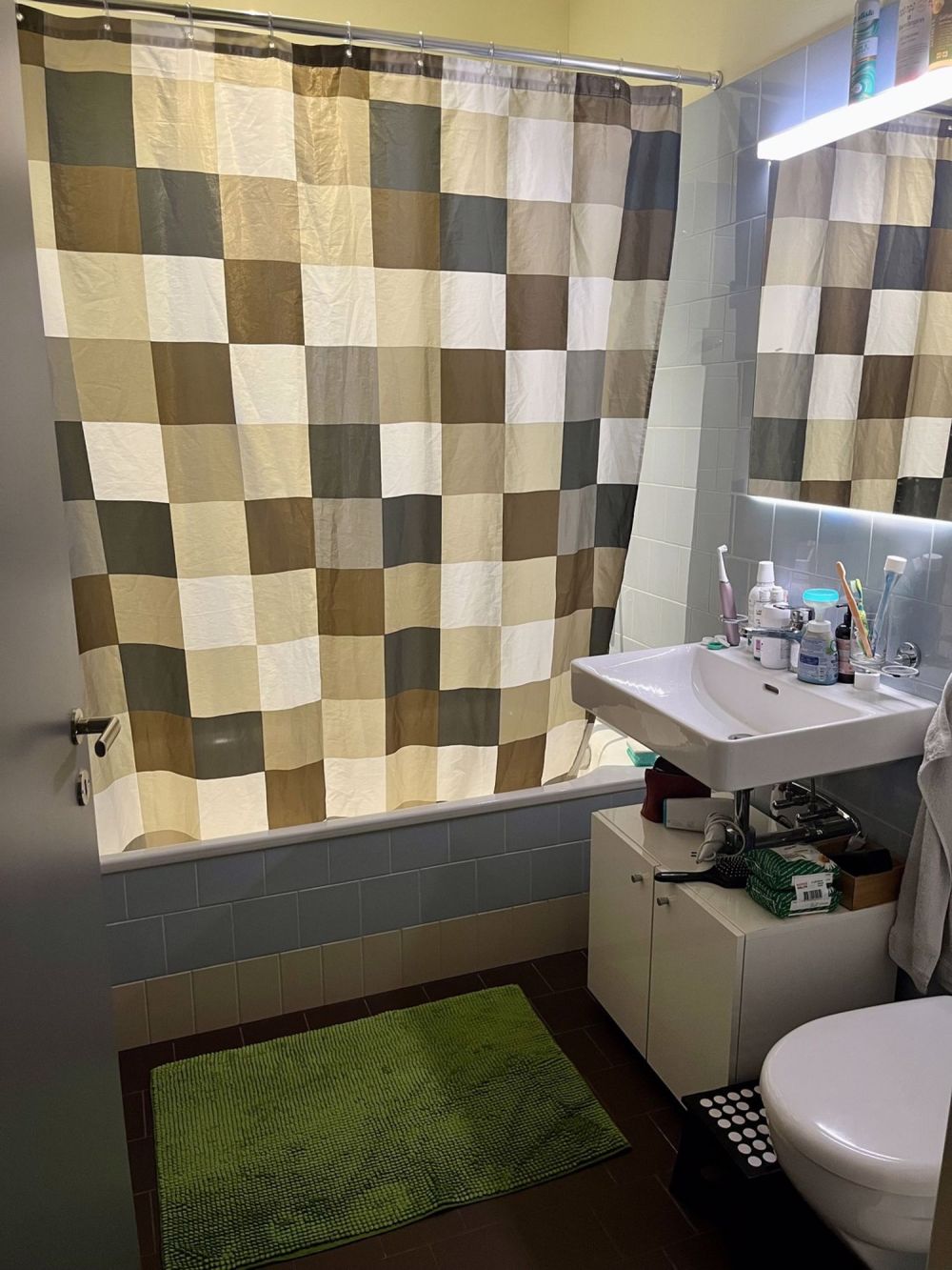 Helle 4.5-Zimmerwohnung an sehr zentraler Lage - Bad mit Badewanne