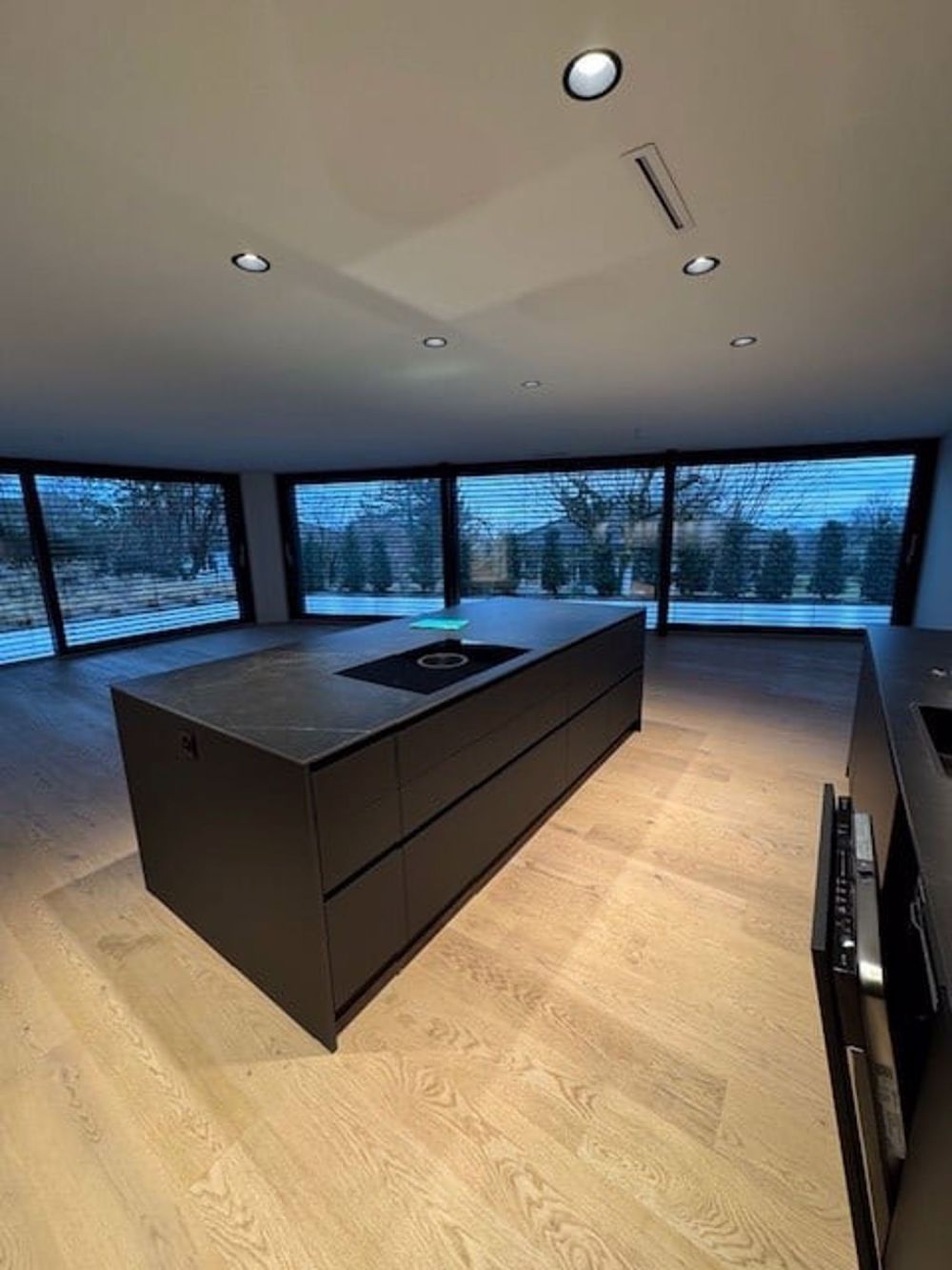 Neubau-Wohnung mit 172m2 Wohnfläche und zwei grossen Bastelräumen/Kellern - Bild 1