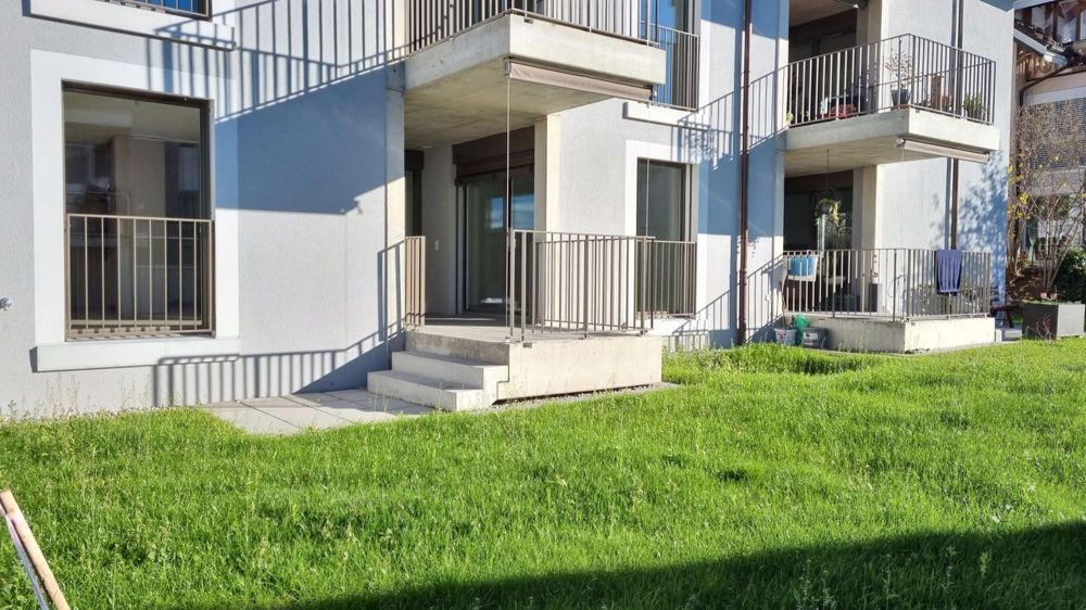 zu vermieten in Zollbrück 2 ½ Zi.-Wohnung im EG (Erstvermietung 2023) - Gedeckter Balkon mit Rasen/Garten