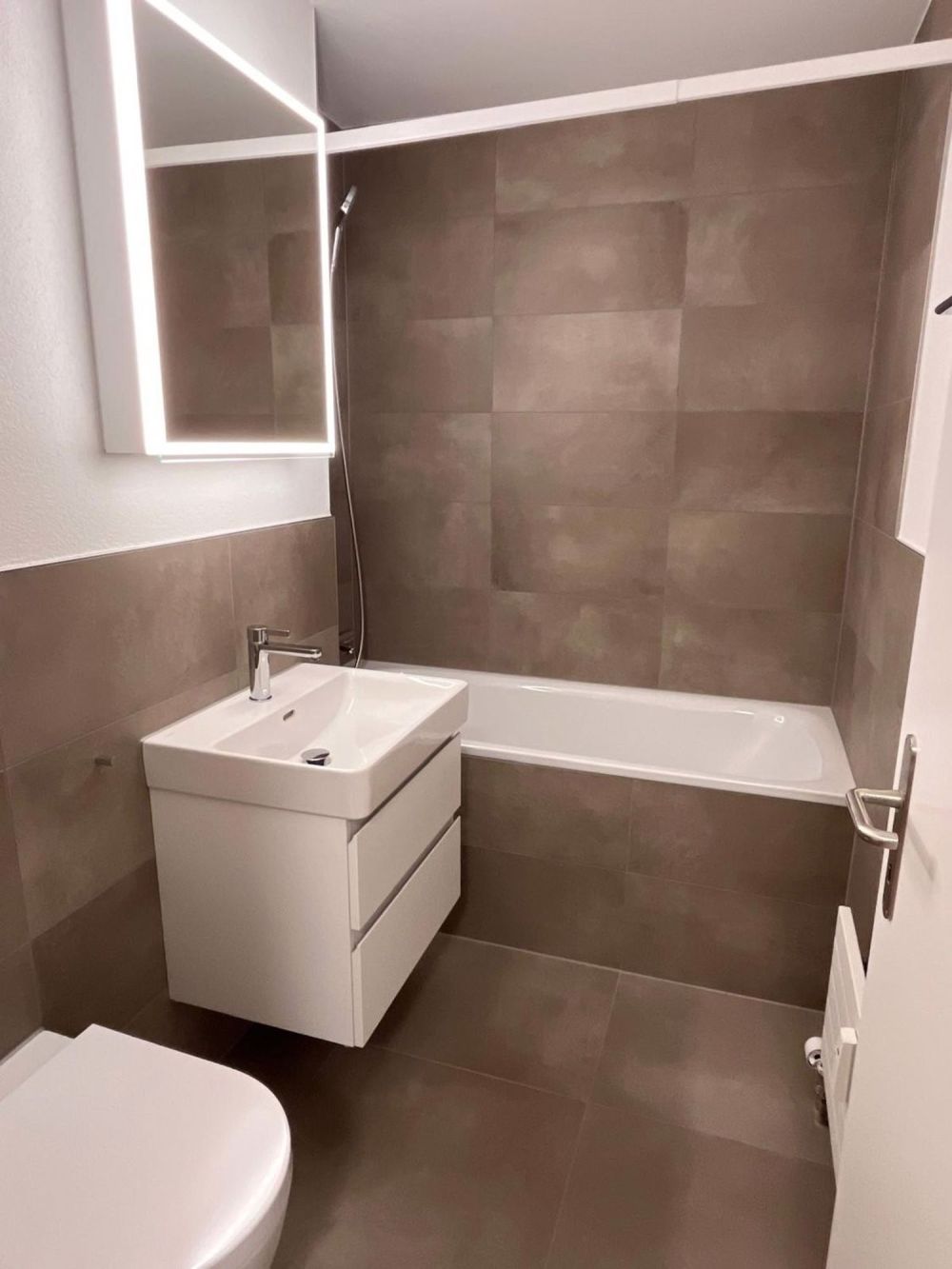 Erstvermietung im Herzen von Lyss - BAdewanne