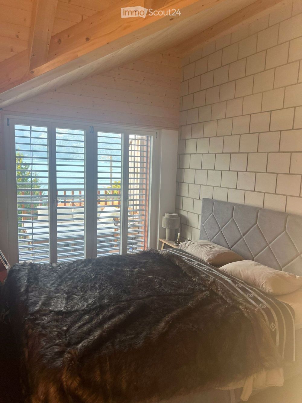 Moderne 2.5-Zimmer-Dachwohnung mit Seeblick in Leissigen - Bild 5