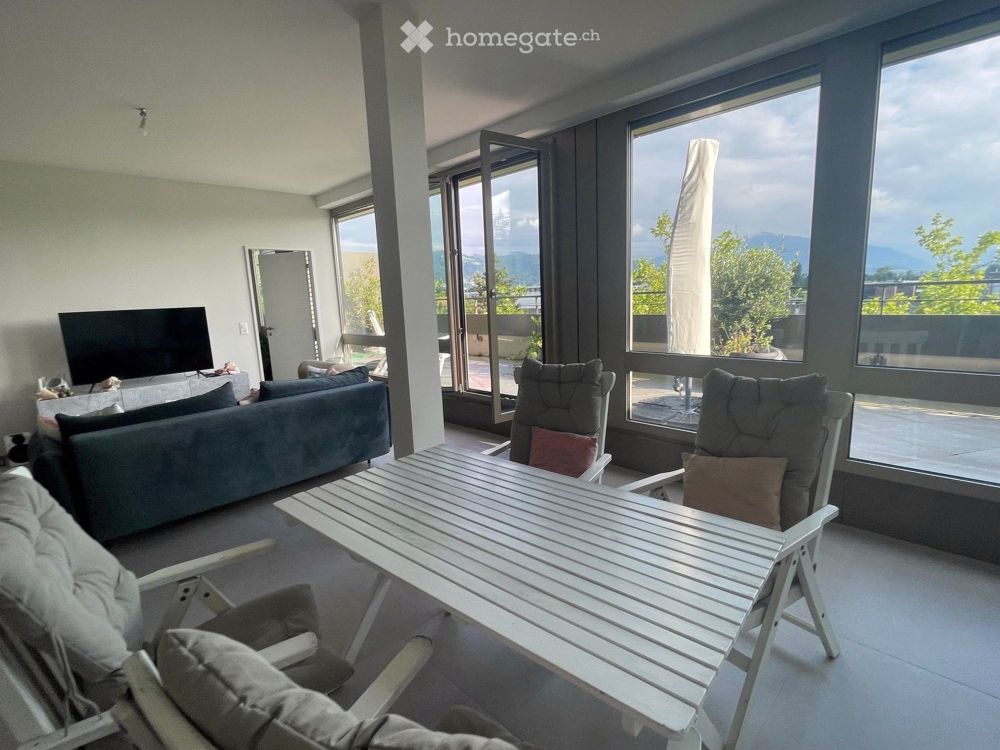 Helle und praktisch neue 2.5-Zimmer-Terrassenwohnung mit wunderbarer Aussicht auf die Rigi und Alpen - Bild 3