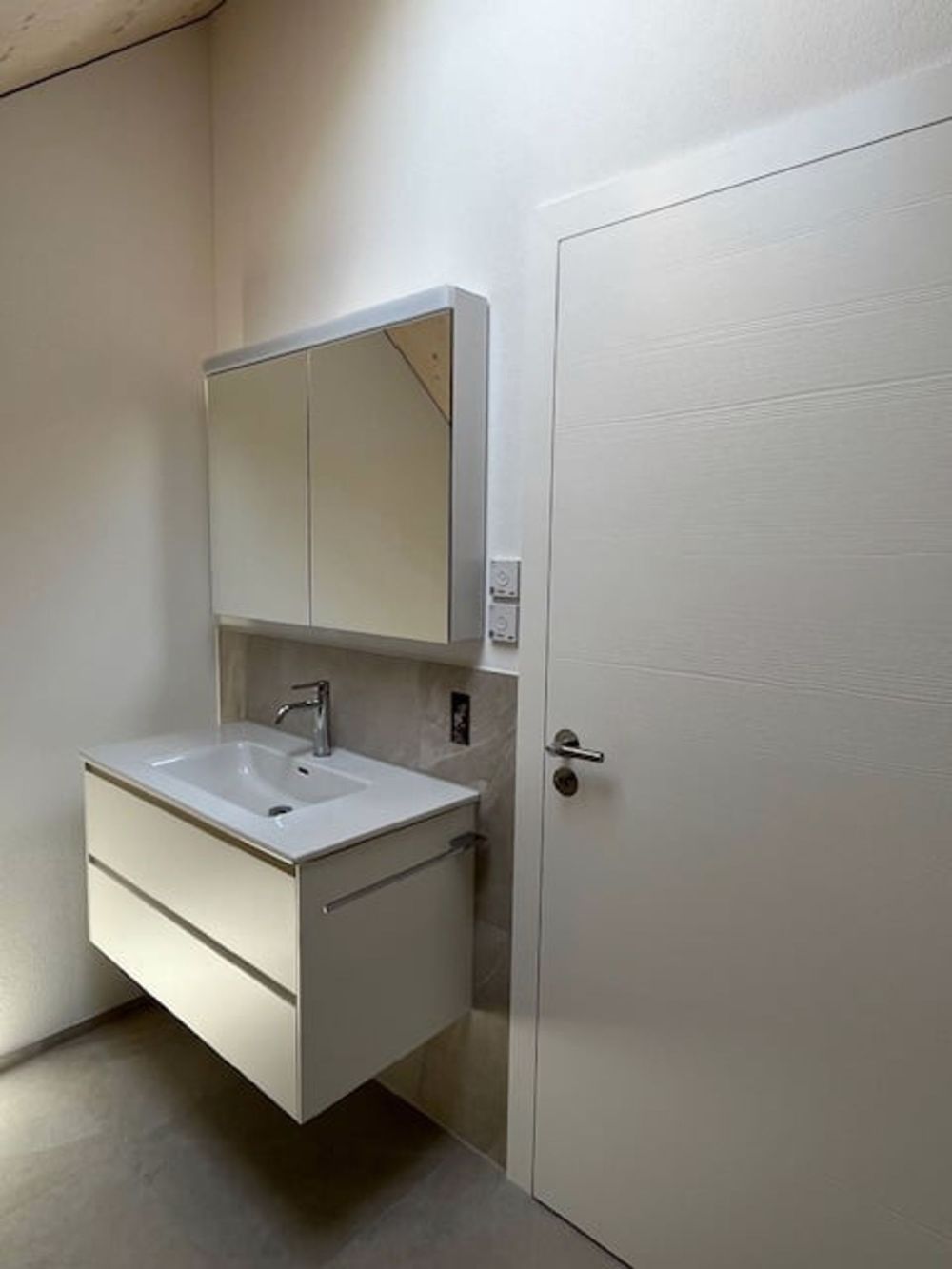 Moderne 3.5-Zimmer-Wohnung mit Panoramablick in Jonen - Bild 9
