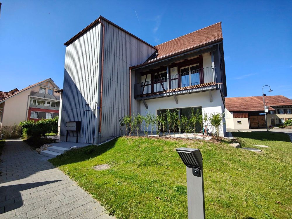 Stilvolle Neubauwohnung mit Gartensitzplatz im Herzen von Glattfelden - Aussenansicht Sitzplatz