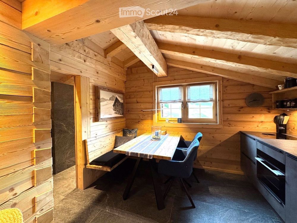 Alpine Moderne 2.5-Zimmer-Dachwohnung (Maissen Haus) in Flond. Erstvermietung mit exklusiven Möbeln - Bild 9