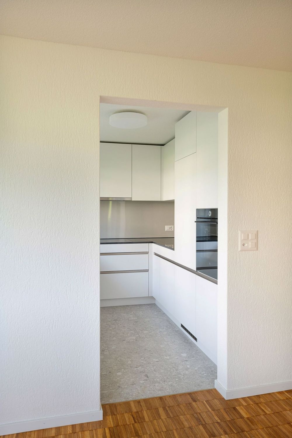 Erstvermietung nach Komplettsanierung: 4.5-Zimmer-Wohnung mit Balkon in Wagen - Bild 2
