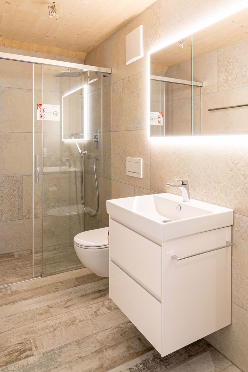 5.5 Zimmer Neubau Maisonettewohnung über dem Nebel in Einsiedeln - Dusche/WC mit Lavabo