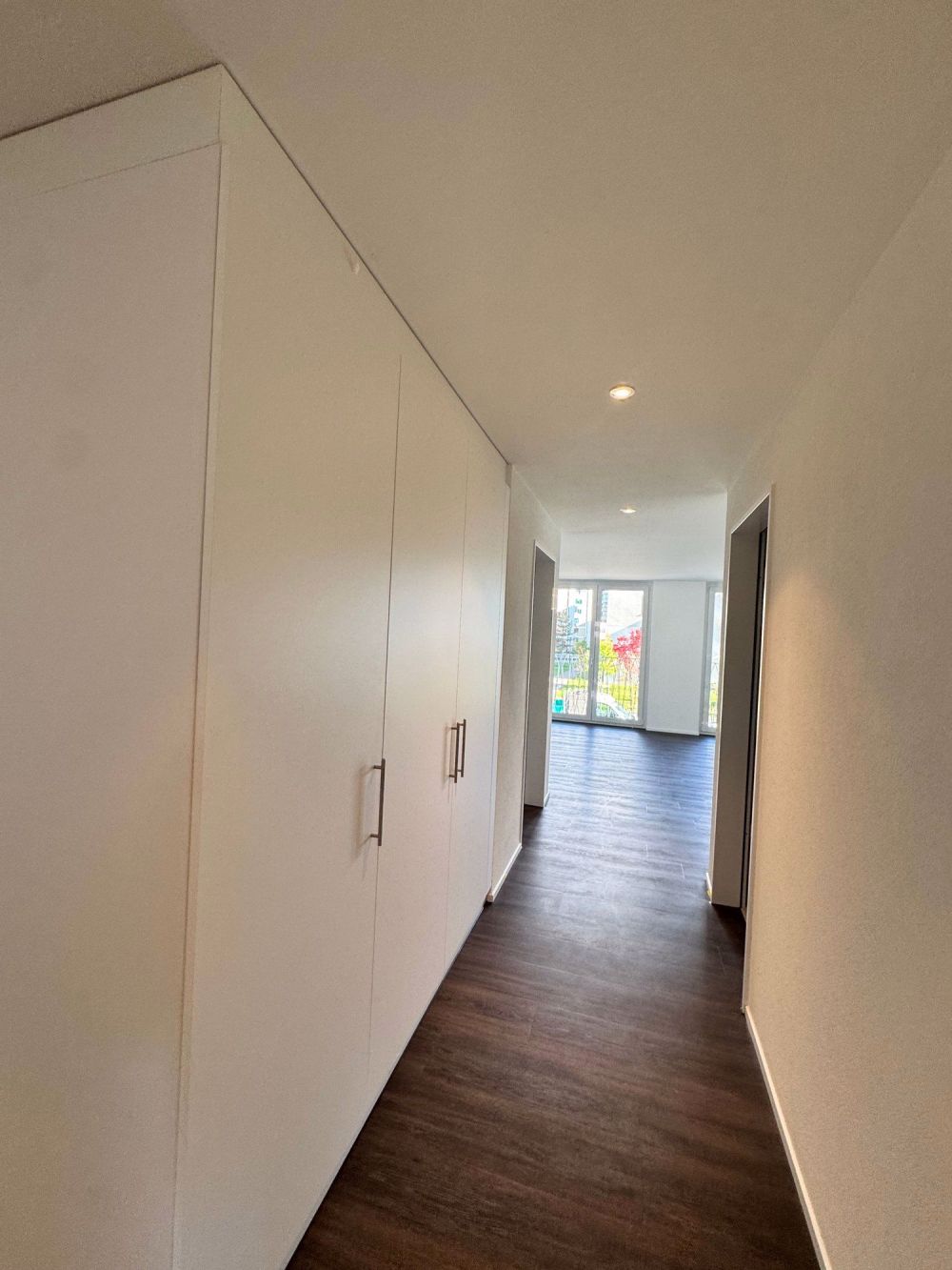 Moderne 4.5-Zimmer-Neubau-Wohnung mit Balkon und Garage - Bild 6