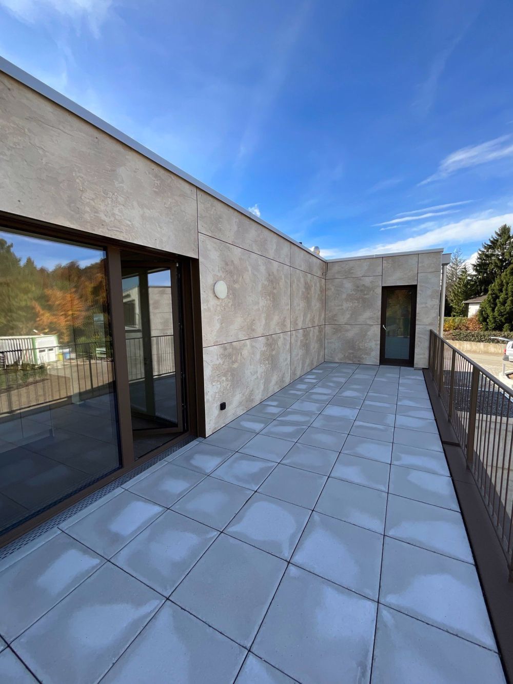 Atemberaubende Aussicht: NEUBAU 3.5-Zimmer-Attika-Wohnung mit 2 Terrassen - Bild 12