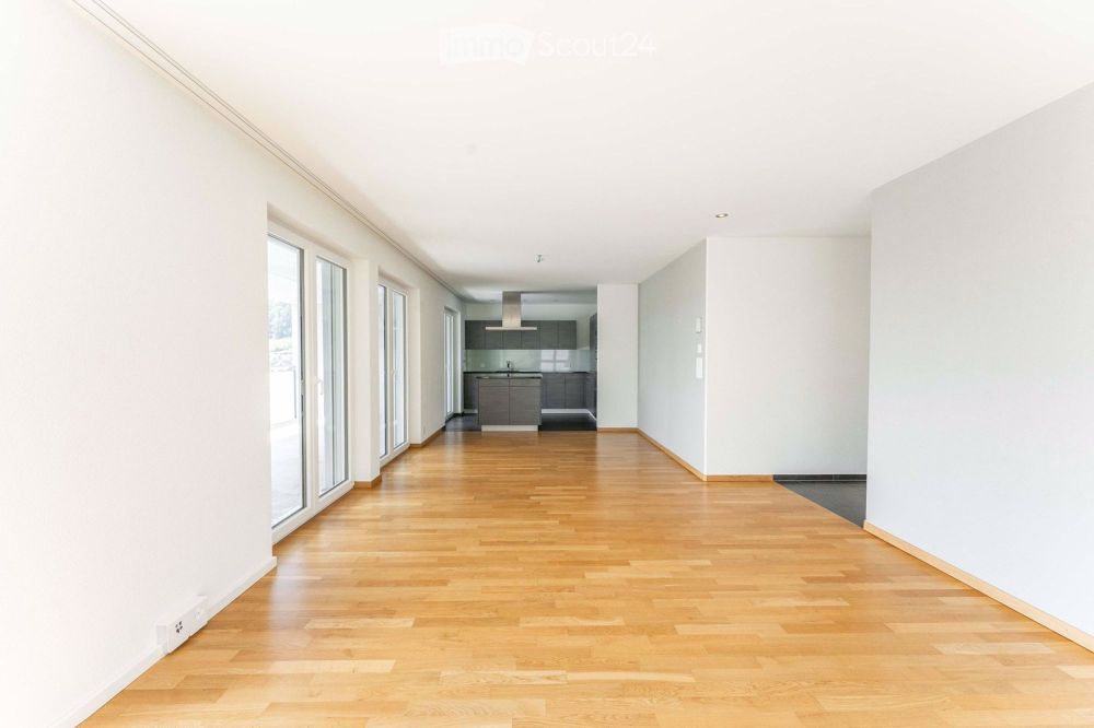 Lichtdurchflutete 4½-Zimmer-Wohnung mit Balkon und Panoramablick - Bild 2