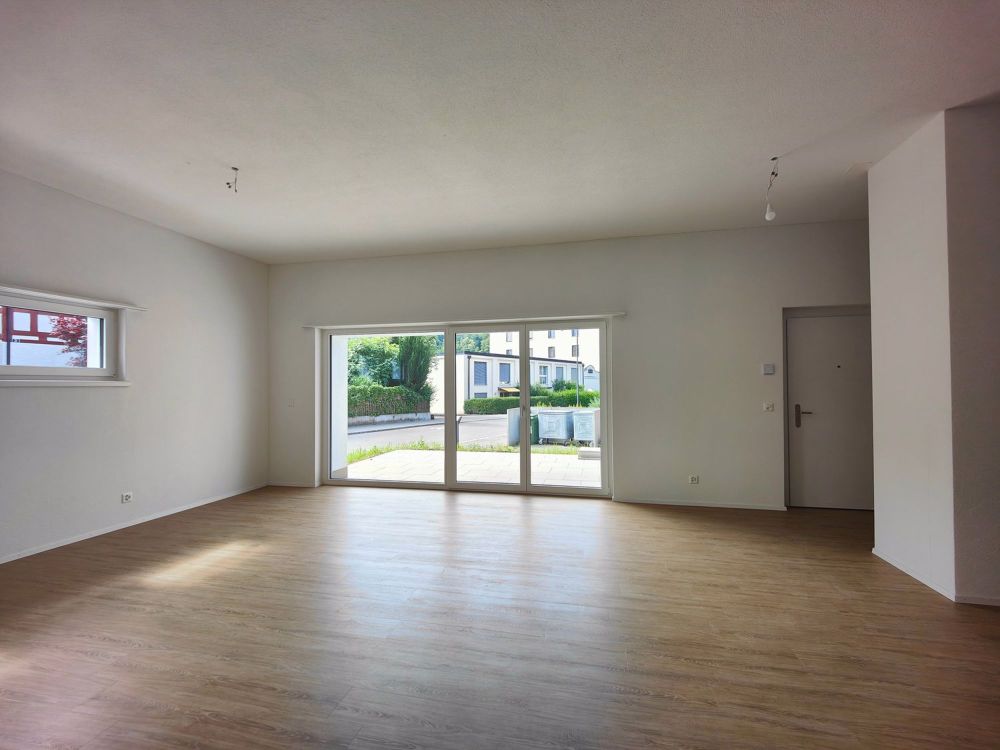 Stilvolle Neubauwohnung mit Gartensitzplatz im Herzen von Glattfelden - Wohn- / Esszimmer