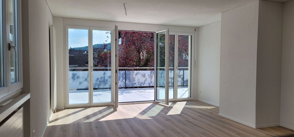 Erstvermietung: 4.5-Zimmer-Wohnung mit grosser Terrasse - Wohnzimmer / Balkon