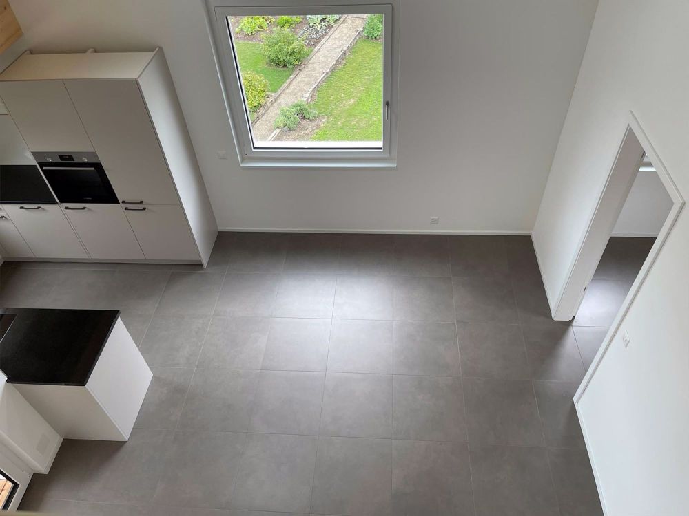 Traumhaftes Zuhause - 3.5-Zimmer-Maisonette-Wohnung - Blick Galerie ins Wohnzimmer