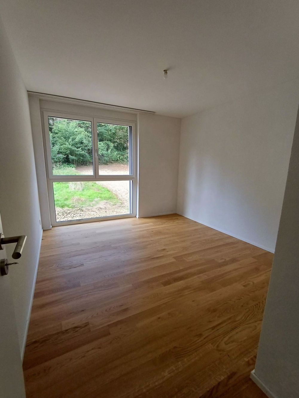 Neue 2½-Zimmer-Wohnungen von etwa 62 m² mit: - Eingang mit Einbauschränken - Gut ausgestattete offene Küche - Helles Wohnzimmer mit Zugang zum Balkon - Schlafzimmer - Badezimmer/WC mit Waschmaschine - Balkon - Bild 5