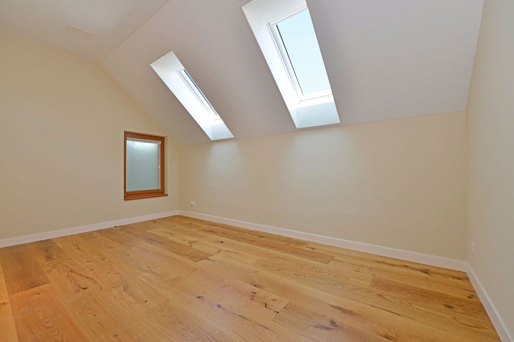 Hochwertige 3.5 Zimmer-Maisonette-Dachwohnung (100m²+) in Bassersdorf - Schlafzimmer/Büro Dachgeschoss