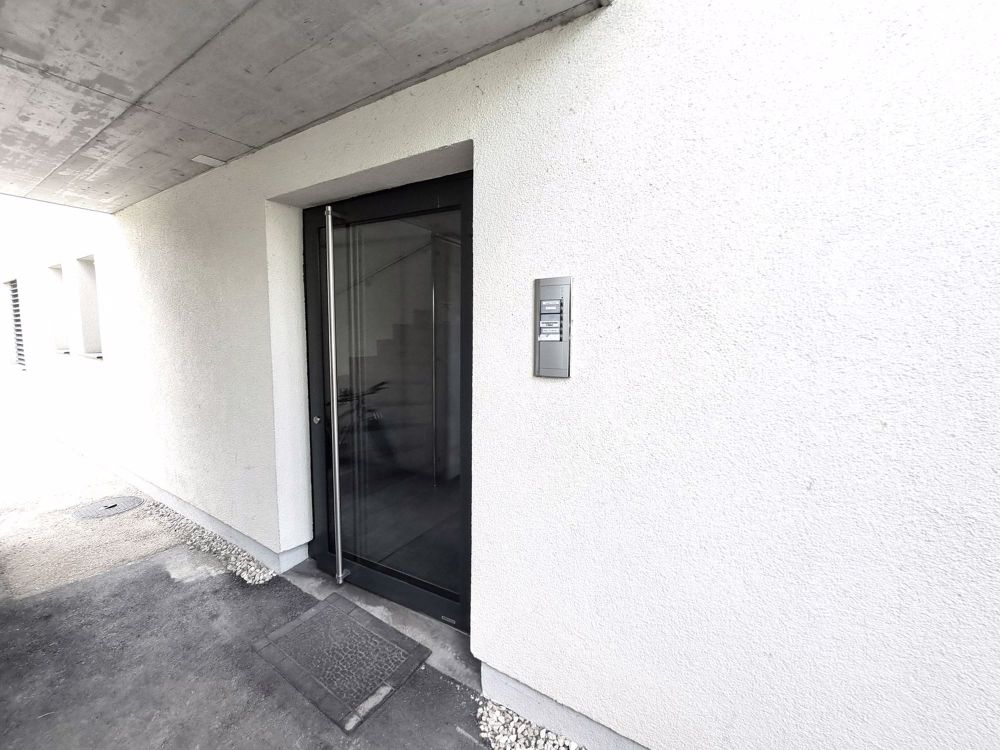 Sehr geräumige Wohnung wie neu mit 4,5 Zimmern und zwei Parkplätzen - Bild 8