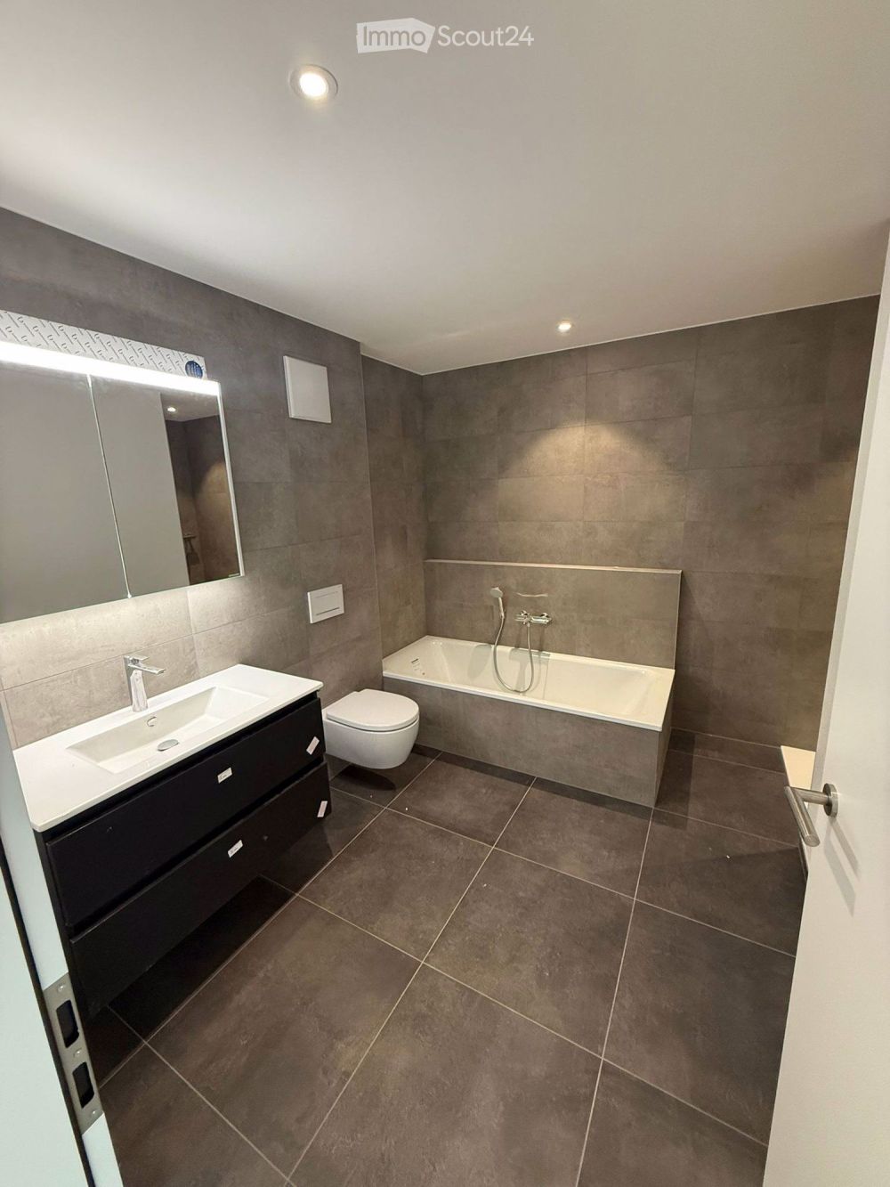 Moderne 4.5-Zimmer-Neubau-Wohnung mit Balkon in Visp - Bild 5