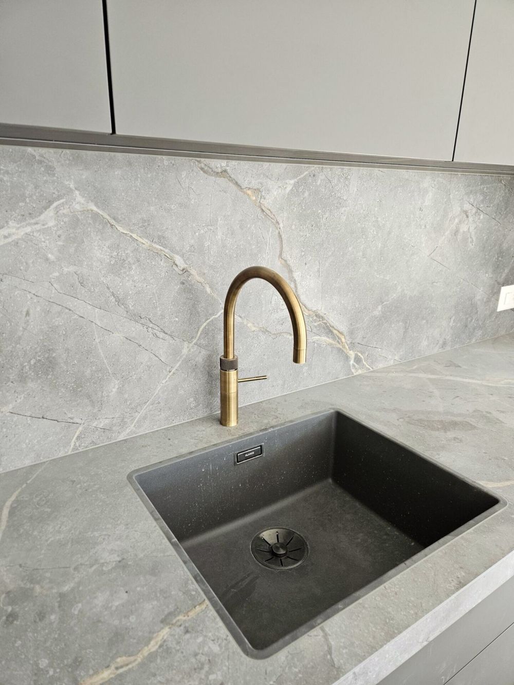 Traumhafte Neubau-Wohnung mit Seesicht - Küche mit Quooker Warmwasser