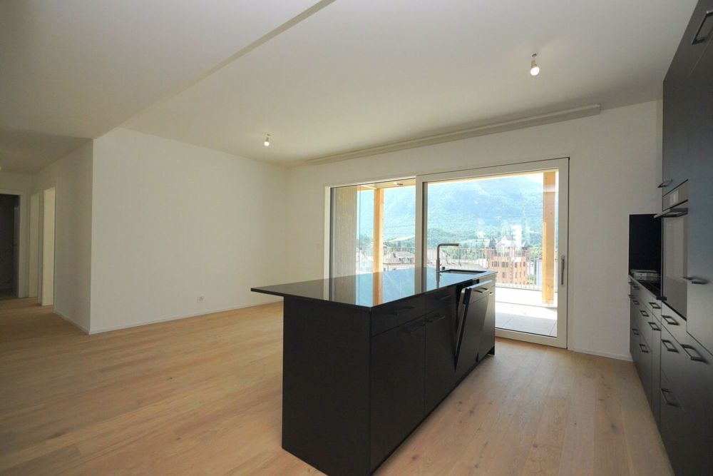 ATTIQUE D'EXCEPTION DE 4.5 PCES CENTRE-VILLE DE SIERRE - Cuisine ouverte avec un îlot central