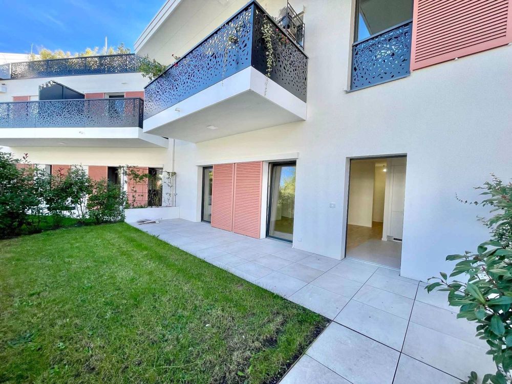 Charmanes Neubau von 2,5 Zimmern mit Terrasse und Garten - Bild 1