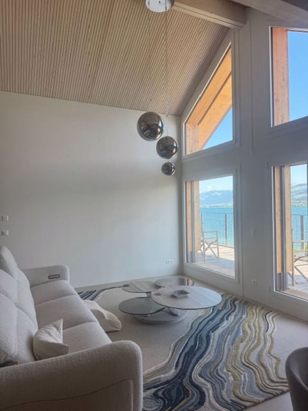 Traumhafte 3.5-Zimmer-Dachwohnung mit Seeblick und und privatem Seezugang in Uerikon - Bild 2