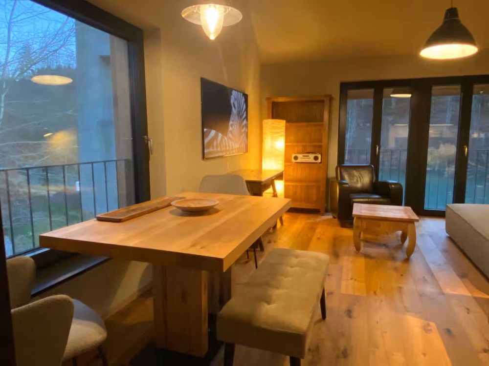 Möblierte 2.5-Zimmer-Wohnung mit Flussblick / Fully Furnished 2.5-Room Apartment with River View - Essbereich / Dining Area