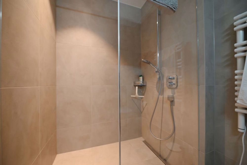 Panoramablick im Eigentumsstandard - sep. Dusche-WC.jpg