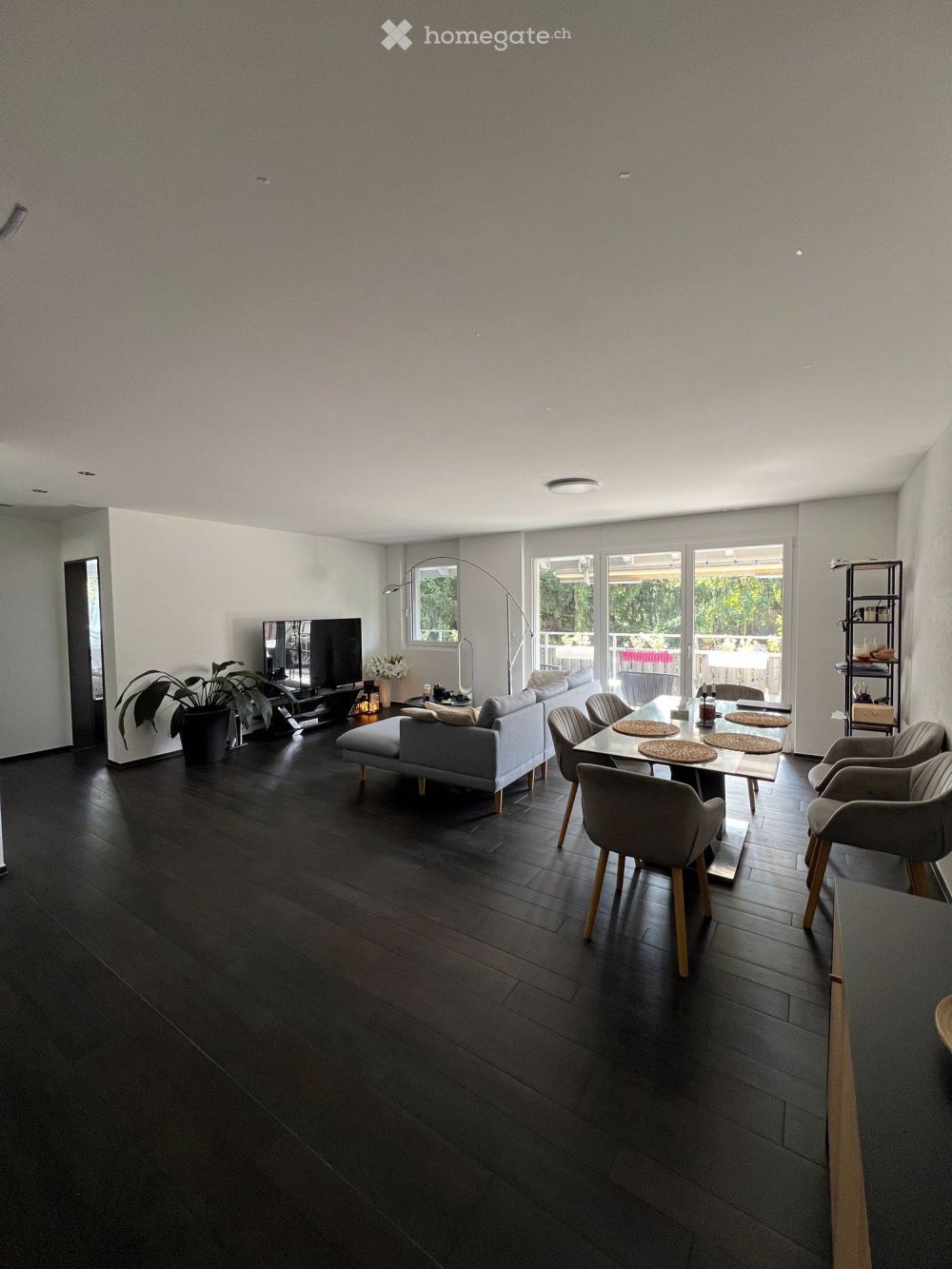 Moderne 4.5-Zimmer-Wohnung mit Balkon in Naenikon - Bild 1