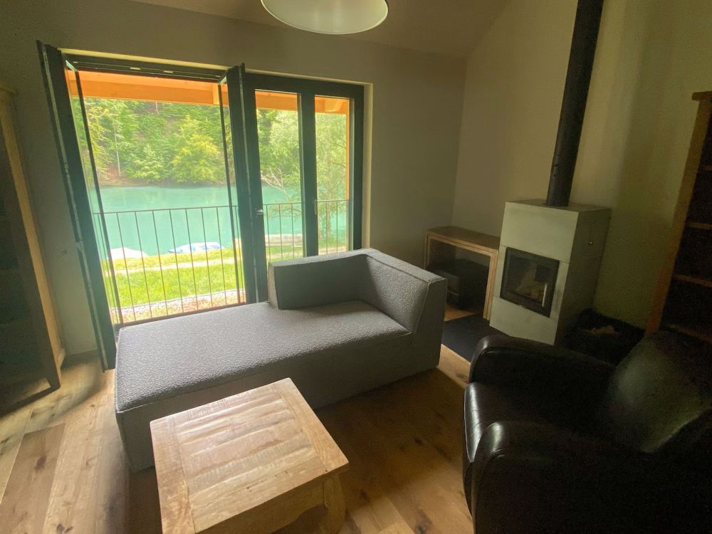 Möblierte 2.5-Zimmer-Wohnung mit Flussblick / Fully Furnished 2.5-Room Apartment with River View - Wohnzimmer / Living Room