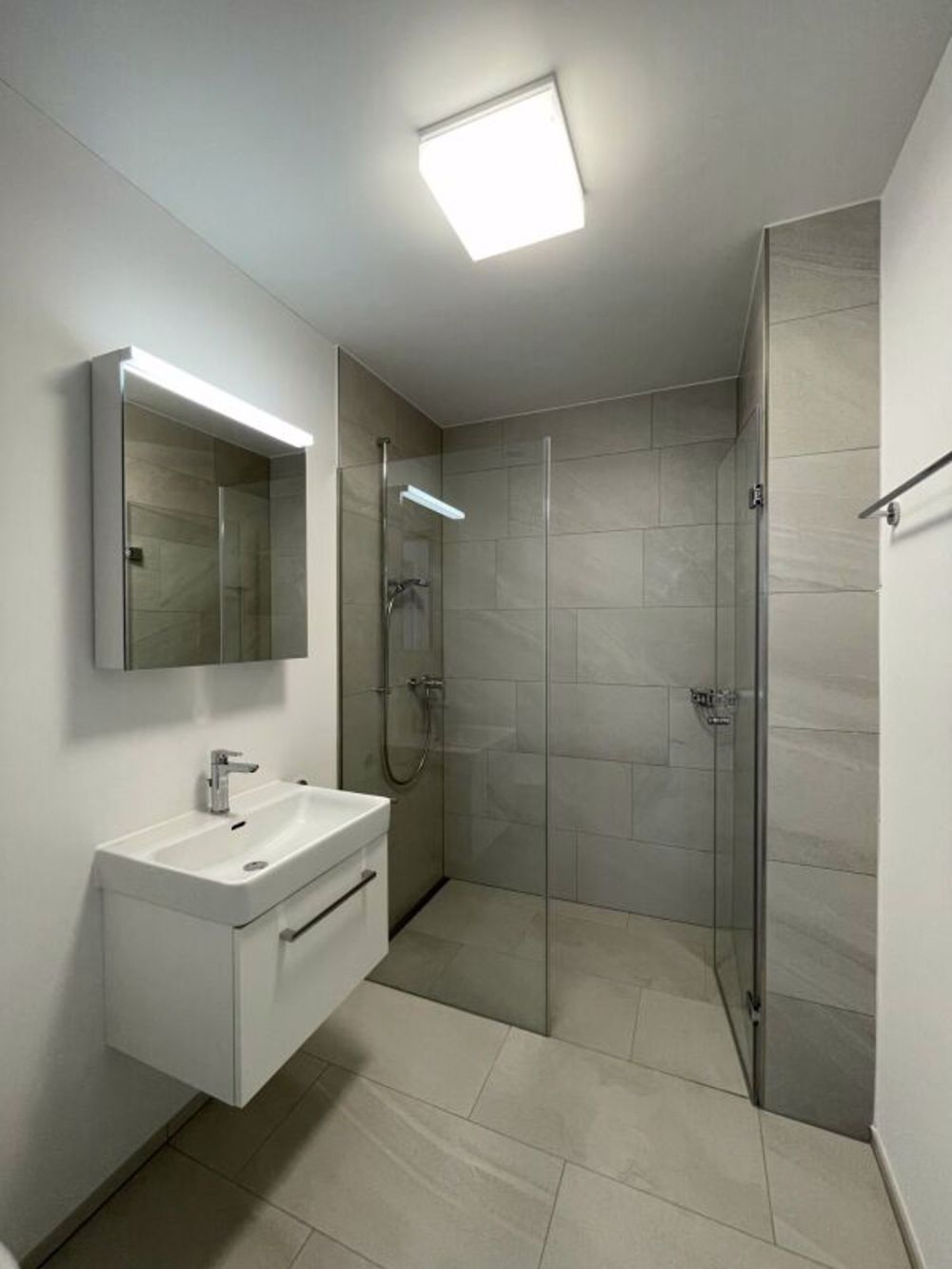 moderne 2.5 Zimmer-Wohnung an idealer Lage - moderne Dusche/WC