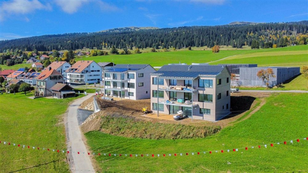 Neue 2.5 Zimmerwohnung - Dachgeschoss Herrlicher Blick auf die Alpen und den See - Bild 2