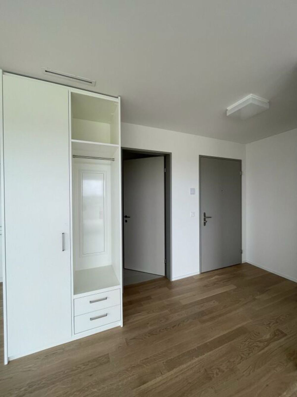 moderne 2.5 Zimmer-Wohnung an idealer Lage - Eingangsbereich mit praktischer Garderobe