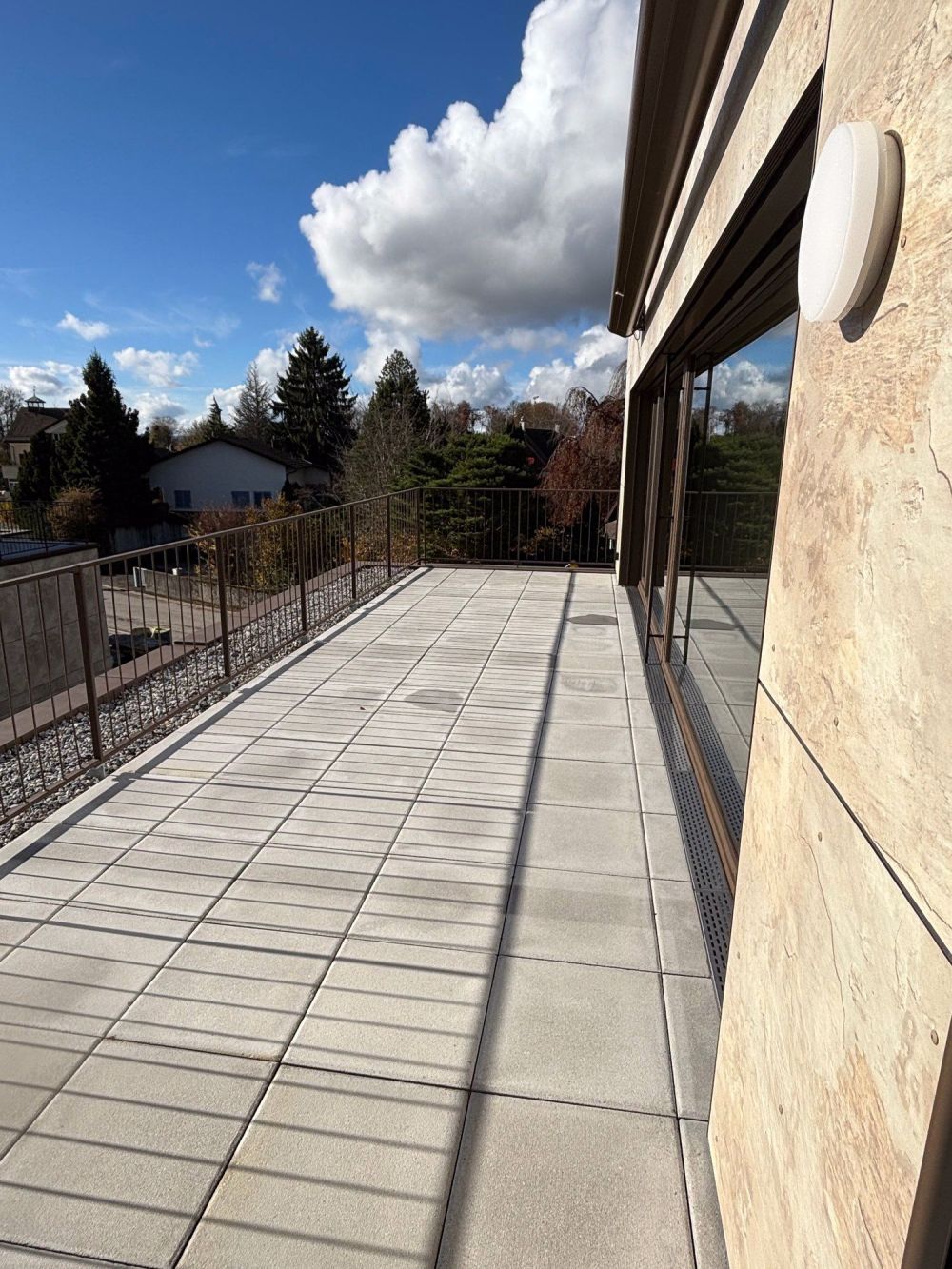 Neubau 3.5 Zimmer-Attika-Wohnung mit zwei Terrassen und Blick in die Natur - Bild 3