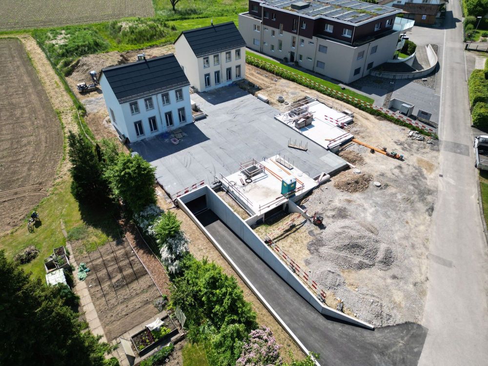 Einfamilienhaus im Grünen mit Einstellhalle und Gartenparzelle - Bild 2
