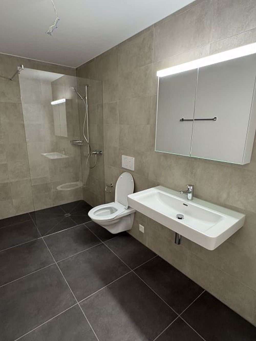 moderne 3.5-Zimmer-Neubauwohnung mit Einzugsbonus! - Badezimmer 1