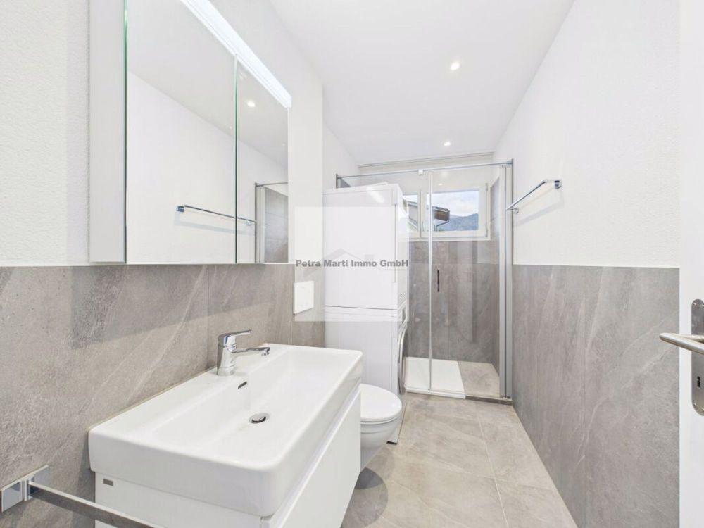 4.5-Zimmerwohnung im Erdgeschoss - Badezimmer mit Dusche und Waschturm