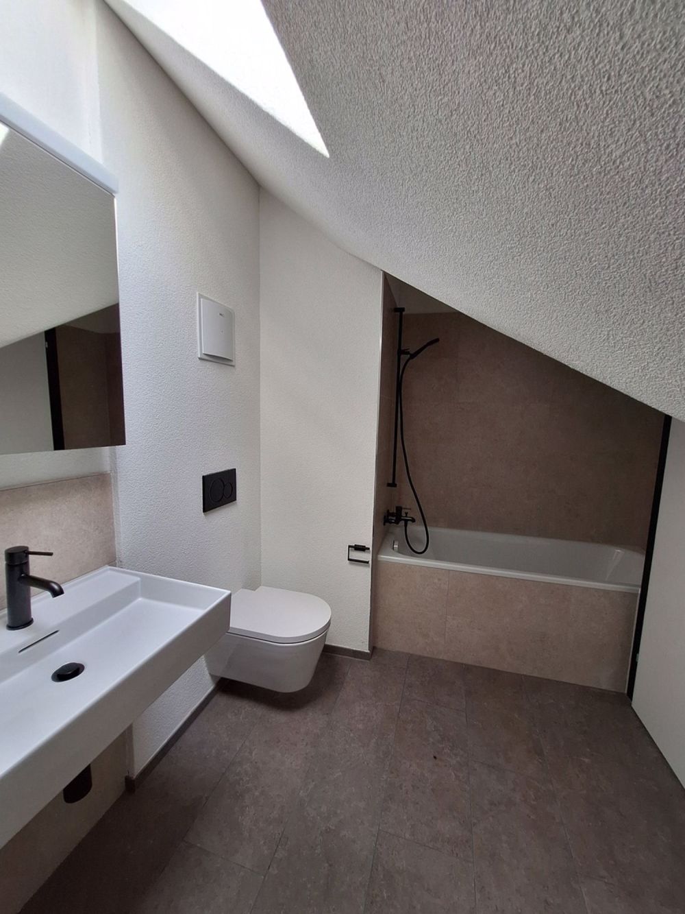 Erstbezug Altbau-Loft-Maisonette mit Cheminée auf 120 m2 - Bad mit Badewanne und WM