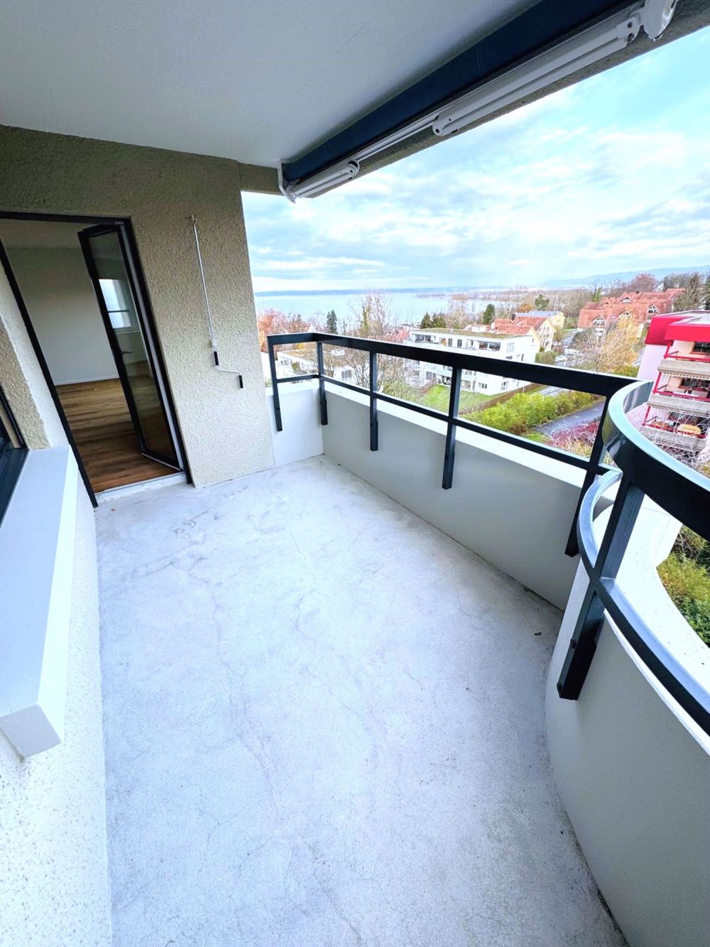 Einziehen und geniessen - Wohnen wo andere Ferien machen mit einmaliger Seesicht und Balkon - Bild 12