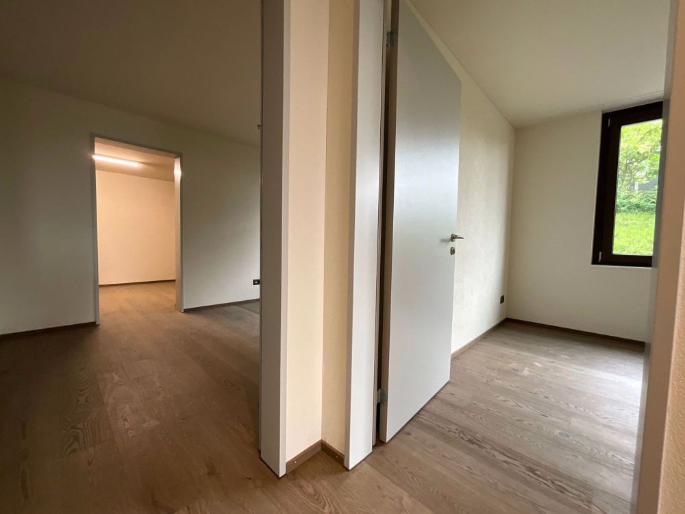 3.5-Zimmer-Garten-Wohnung mit atemberaubendem Ausblick und Zusatzraum - Bild 11