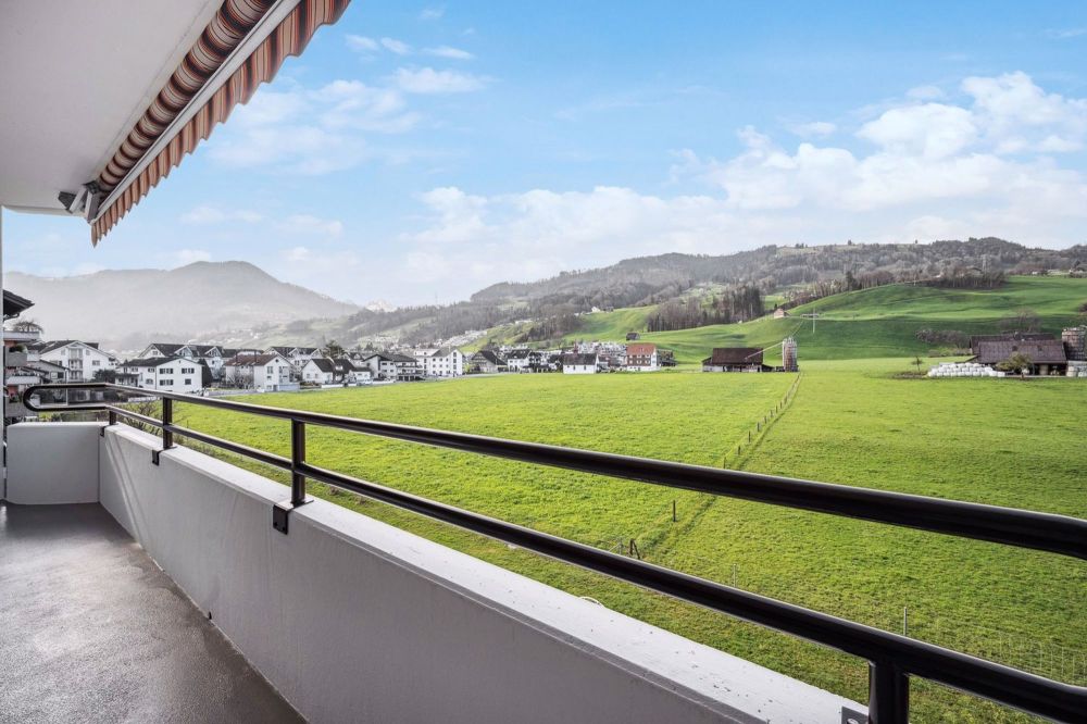 Helle, frisch sanierte 4.5-Zimmer-Wohnung mit traumhafter Weitsicht ins Grüne und in die Berge - Bild 7